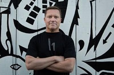 Mårten Mickos black shirt against black white painted wall